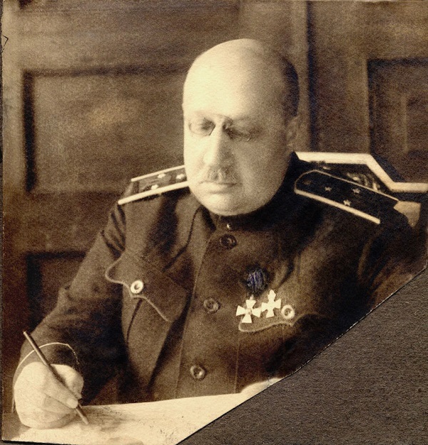 Генерал-лейтенант В. З. Май-Маевский за рабочим столом. Фото из открытых источников